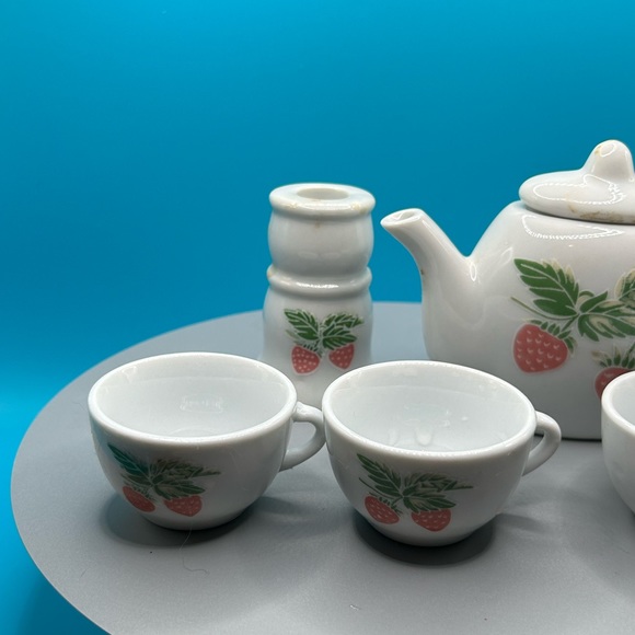 Vintage Frenzy Toys tea set strawberry, miniature, child’s set - Picture 4 of 5